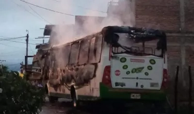 Así quedó el bus incendiado por desconocidos en Florida, Valle.