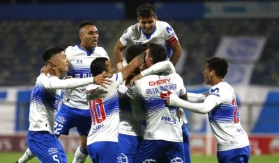 Jugadores de Universidad Católica celebran el gol de Luciano Aued.