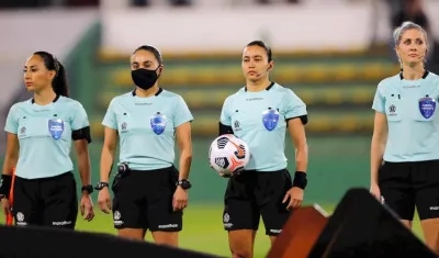 Las árbitras Cindy Nahuelcoy, María Belen Carvajal, Edina Alves y Neuza Back.