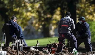 Empleados trabajan en el cementerio de la Chacarita en Buenos Aires. 