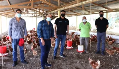 El Alcalde José Fernando Vargas y el gobernador Mokaná Jairo Peralta, en el galpón de gallinas ponedoras.