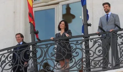 El presidente de Kosmos Gerard Piqué, la presidenta de la Comunidad de Madrid Isabel Díaz Ayuso y el alcalde de Madrid José Luis Martínez-Almeida.