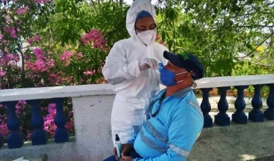 Un ciudadano se toma una prueba de Covid-19 en un municipio del Atlántico