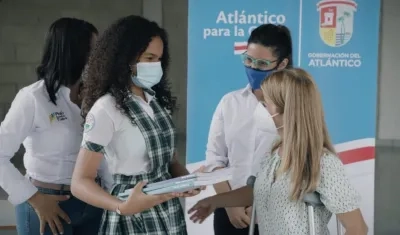 La mandataria acompañó a los jóvenes durante el inicio de la prueba diagnóstica.