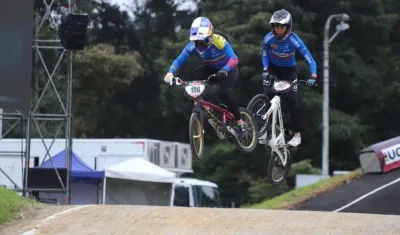 Mariana Pajón seguida de Gabriela Bolle.