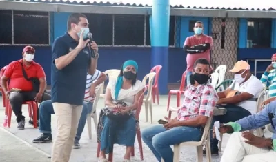 Director del Instituto de Tránsito, José Torregrosa Otero, en reunión con los gremios de motocarristas. 