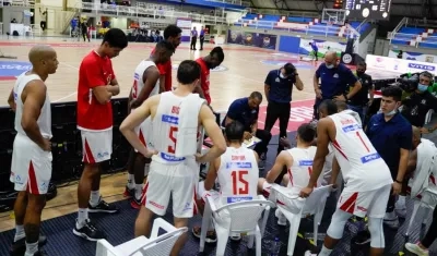 Tomás Díaz da una charla a sus jugadores. 