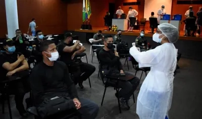 Campaña de vacunación de policías en Cartagena.