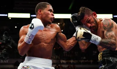 Devin Haney conecta sobre el venezolano Jorge Linares. 