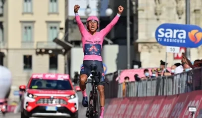 Egan Bernal, ciclista colombiano, celebra el título del Giro. 
