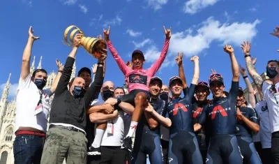 Egan Bernal celebra con sus compañeros el triunfo. 