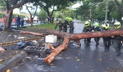 Policía trabajando en despeje de vías en Cali.