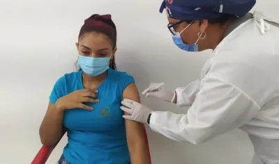 Las personas atendiendo el llamado para la vacunación.