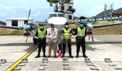 Ls svioneta, la droga incautada y uno de los capturados.