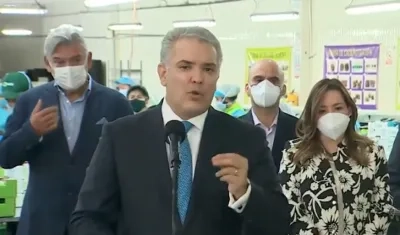 Presidente Duque anuncia las medidas, junto a dirigentes del sector empresarial colombiano.