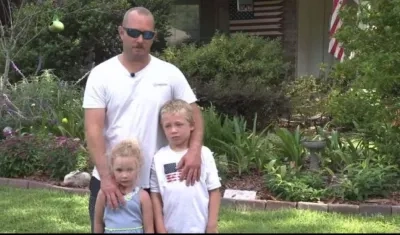 Steven Poust y sus dos hijos.