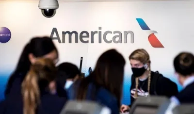 Pasajeros con mascarilla hacen el check-in en American Airlines en el Aeropuerto Internacional de Los Ángeles, California (EE.UU.). 