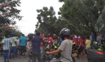 Muchas personas se aglomeraron en el lugar donde ocurrió el crimen. 