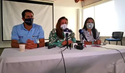 La superintendente Natasha Avendaño García (centro).