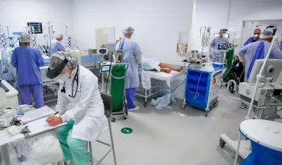 Personal médico trabaja en la Unidad de Cuidados Intensivos (UCI) del hospital de Clínicas, en Porto Alegre (Brasil). 