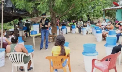 Entrega de los filtros a las comunidades.