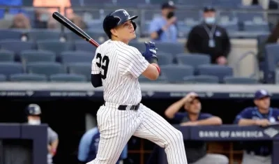 Gio Urshela conectando el jonrón.