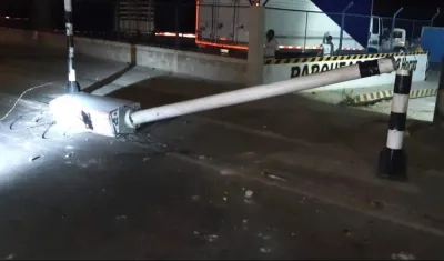 La cámara foto multa derribada por los violentos manifestantes.