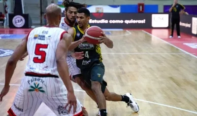 Acción del quinto juego esta noche en Cali.