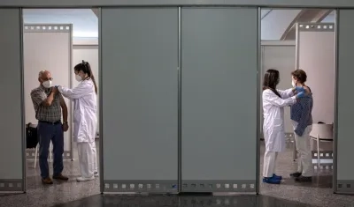 Dos personas de entre 66 y 69 años en España reciben la segunda dosis de la vacuna contra el Covid-19 de Pfizer.