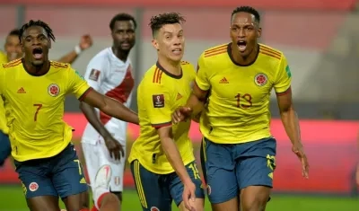 Yerri Mina celebrando el gol en el estadio Nacional de Lima.