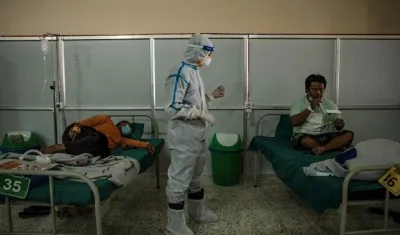 Enfemo de Covid-19 es sometido a terapia respiratoria en Kathmandu, Nepal.