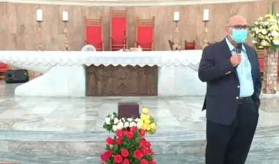 El periodista José Granados al final de la ceremonia religiosa.