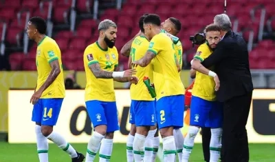 Jugadores de Brasil celebran tras un tanto. 