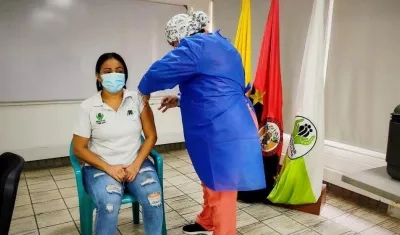 Imagen de funcionaria vacunada.