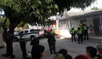 La Policía acordonó el lugar donde ocurrió el crimen. 