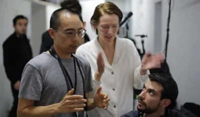 Director tailandés Apichatpong "Joe" Weerasethakul y la actriz Tilda Swinton.