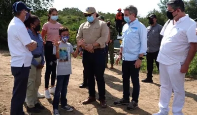 El Presidente Iván Duque y el Ministro Carlos Correa en el recorrido por la Vía Parque Isla de Salamanca.