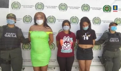 Las tres personas capturadas por el Gaula de la Policía. 