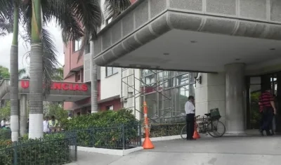 El herido recibe atención médica en la Clínica General del Norte. 