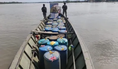 Parte del combustible incautado. 