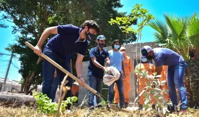 El Alcalde Jaime Pumarejo y el Director de Barranqullla Verde, Henry Cáceres, iniciando el programa.