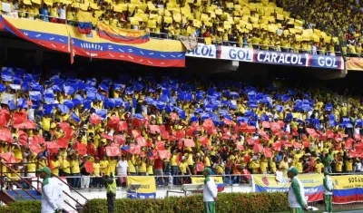 Tribunas del estadio Metropolitano con hinchas de la Selección Colombia.