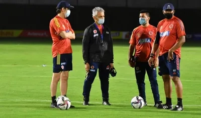 Reinaldo Rueda, DT de la selección Colombia, con su grupo de trabajo. 