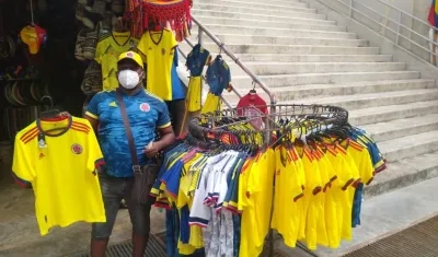 Vendedor de camisetas de la Selección Colombia.