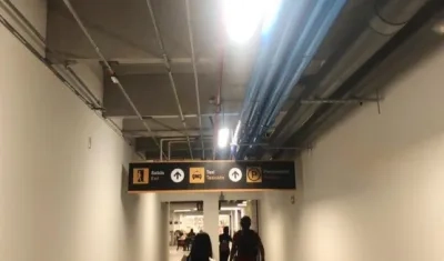 Ductería al descubierto en los pasillos del aeropuerto.