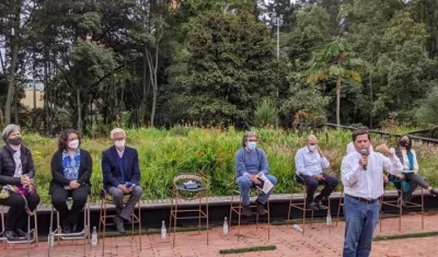 Juan Fernando Cristo, sentados entre otros Sergio Fajardo, Angélica Lozano, Jorge Robledo, Humberto de la Calle.