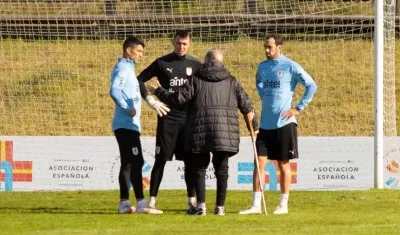 Óscar Tabárez dialoga con Luis Suárez, Fernando Muslera y Diego Godín. 