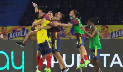 Miguel Ángel Borja celebra su gol ante Argentina, con sus compañeros de la Selección. 