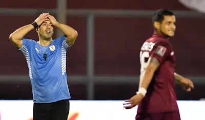 Luis Suárez se lamenta por una opción desperdiciada ante Venezuela. 