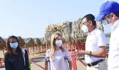 Gobernadora del Atlántico, Elsa Noguera, en una visita anterior a los caseteros.